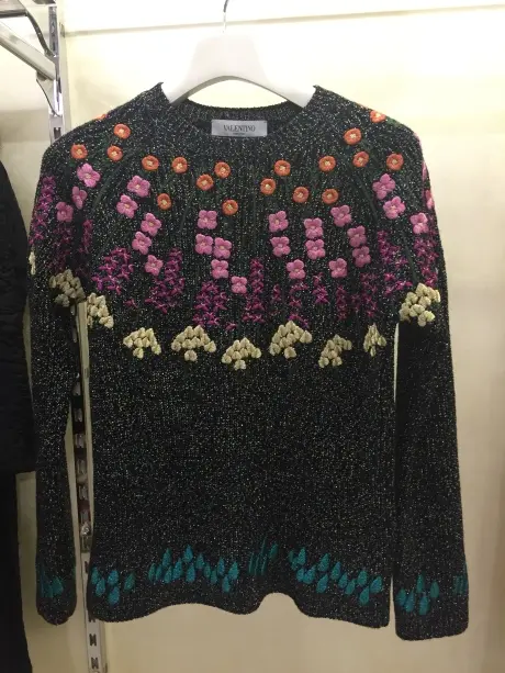 VALENTINO Пуловер женский /с вышевкой/